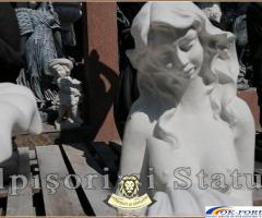 Statuetă sirenă cu scoică, alb marmorat, model S49.