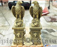 Set 2 statuete vulturi cu socluri, auriu antichizat.