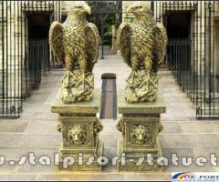 Set 2 statuete vulturi cu socluri, auriu antichizat.
