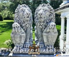 Statuetă leu mare cu blazon, gri patinat, model S1.
