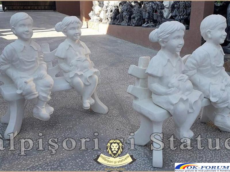 Statuete copii pe băncuță, alb marmorat, model S24. - 2