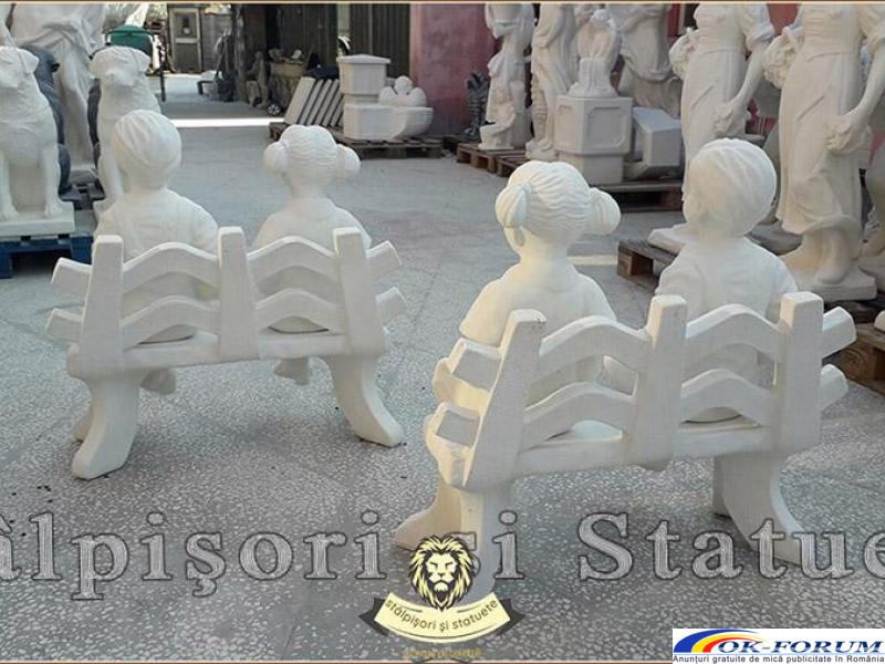 Statuete copii pe băncuță, alb marmorat, model S24. - 3