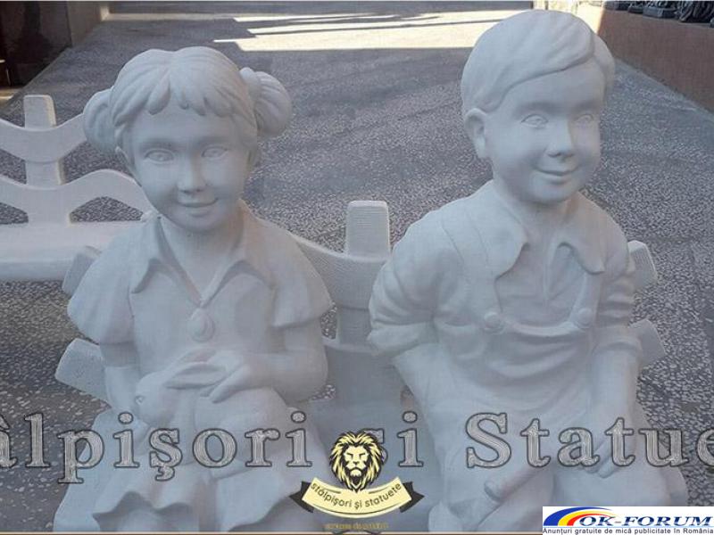Statuete copii pe băncuță, alb marmorat, model S24. - 4