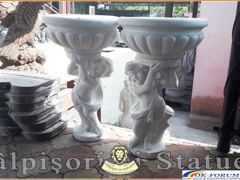 Set statuete copii cu vaze, alb marmorat, model J9. - 2